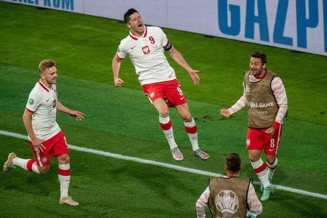  莱万多夫斯基蝉联德甲金靴三度获奖  