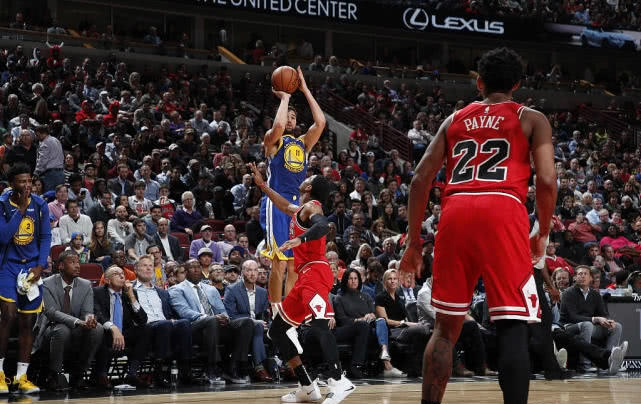  库里单场14记三分破纪录，勇士狂胜雷霆53分  